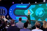 Eva Schulz moderiert in der Elternzeitvertretung die Folge "Freie Fahrt für wen?".