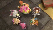 Die Buffycats bieten Astricat ihre Hilfe an: Vielleicht findet der Wissenschaftler Edison ein passendes Ersatzteil.