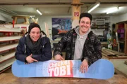 Checker Tobi (links) zusammen mit Snowboardbauer Florian Baumgärtel und seinem selbst gebauten Snowboard.