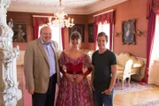 Checker Tobi (rechts) und Adelsexperte Baron Alexander Hohenbühel am Set von "Prinzessin Maleen" auf dem Schloss Moos in Südtirol mit Regisseurin Antonia Simm im Prinzessinen-Kostüm.