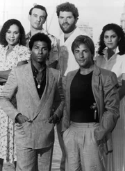 vorne: Ricardo Tubbs (Paul Michael Thomas, li.) und Sonny Crockett (Don Johnson), hinten v.l.: Trudy (Olivia Brown), Zito (John Diehl), Switek (Michael Talbott) und Gina (Saundra Santiago)