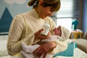 Rike (Isabell Horn) kümmert sich liebevoll um den kleinen Luis (Komparse), der in der Nacht in der Babyklappe gelegt wurde.
