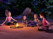 Echtes Geschwisterglück: Barbie, Chelsea, Stacie und Chelsea (v.l.) haben ein Lagerfeuer entzündet und genießen ihre Zeit auf der Insel.