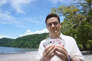 Alejandro Jenkins, Professor an der Fakultät für Physik der Universität von Costa Rica, glaubt, dass unser Universum nur ein Teil eines vielschichtigen, extradimensionalen Raums sein könnte.  So wie eine einzelne Spielkarte in einem Kartenspiel.