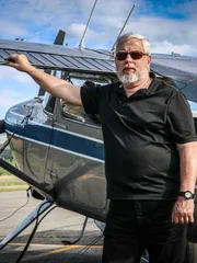 Bruce Pearson, dem sein Vater eine Geschichte über eine dunkle Pyramide in Alaska erzählt hat, steht vor einem Flugzeug, um sich auf die Suche nach ihr zu machen