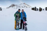 Checker Tobi (rechts) mit Freesytleprofi Joe. Joe erklärt ihm alles rund ums Snowboarden.