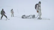 Bei starkem Schneefall kann das Lawinenopfer nicht per Helikopter abtransportiert werden. Die Heeresbergführer bringen den Verletzten in solch einem Fall auf einer Trage ins Tal.