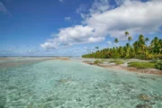 Meer und Landschaft auf dem Fakarava-Atoll, Tuamotus-Archipel.