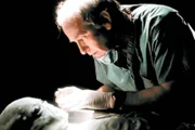 Der Anthropologe Arlinsky (Matthew Walker) untersucht den Körper eines  Außerirdischen, der im ewigen Eis eines kanadischen Gletschers gefunden wurde ...