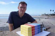 Craig Callender, ein Philosoph, der Physik und Kognitive Wissenschaften an der University of California San Diego studiert, veranschaulicht seine Vorstellung von Zeit und Raum mithilfe eines Paddel-Experiments.
