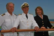 Die "Traumschiff"-Crew auf dem Weg nach Panama: Dr. Schröder (Horst Naumann, l.), Kapitän Paulsen (Siegfried Rauch, M.) und Beatrice (Heide Keller, r.).