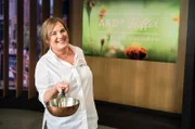 Die Göttinger Gastronomin Jacqueline Amirfallah bereitet im ARD-Buffet gefüllten Kohlrabi mit Hack zu.