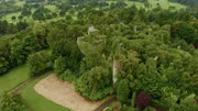 Die Natur erobert Buchanan Castle mit der Zeit zurück, indem sich die umliegenden Wälder die Burg praktisch einverleiben.
