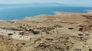 Rund 400 neue Krater treten jedes Jahr entlang der Küste des Toten Meeres auf, wodurch komplette Orte vom Boden verschluckt werden können.