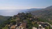 Nach Vathia an der Südspitze der Peloponnes verirren sich nur wenige Touristen. Doch das Dorf mit seinen geheimnisvollen Türmen hat eine faszinierende Geschichte.