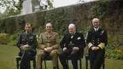 Der Premierminister Winston Churchill mit seinen Stabschefs im Garten von Downing Street Nr. 10, London, 7. Mai 1945.