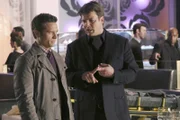 Richard Castle (Nathan Fillion, r.) ist eifersüchtig, weil Beckett einen Milliardär beschützen muss, der sofort anfängt mit ihr zu flirten. Er klagt Kevin Ryan (Seamus Dever, l.) sein Leid ...