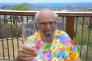 John Learned, Physiker an der Universität von Hawaii, glaubt, dass außerirdische Botschaften in unserer Reichweite sein könnten. Die Art und Weise, wie ein hochenergetisches Neutrino mit einem Elektron interagiert, ist vergleichbar mit dem, was passiert, wenn Musik auf ein Weinglas trifft.