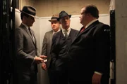 Don Draper (Jon Hamm, l.), Fred Rumsen (Joel Murray, 2.v.l.) und Roger Sterling (John Slattery, 2.v.r.) lassen sich von einem Türsteher (Angelo Tsarouchas, r.) in einen exklusiven Club bringen.