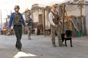 In Afghanistan wird ein Hundeführer der Marines, Ted LaMere, aus dem Hinterhalt erschossen. Gibbs (Mark Harmon, r.) und McGee (Sean Murray, l.) beginnen mit den Ermittlungen ...