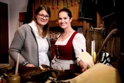 Heimatleuchten Moderatorin Conny Buergler mit Saecklermeisterin Berandette Fritzenwallner (links) in deren Werkstatt, Kleinarl.