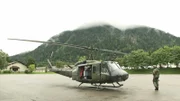 Die angehenden Heeresbergführer trainieren die Rettungsmissionen in einem Hubschrauber vom Modell Bell UH-1D.