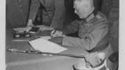 Generalfeldmarschall Wilhelm Keitel bei der Unterzeichnung der bedingungslosen Kapitulation der deutschen Wehrmacht im sowjetischen Hauptquartier in Karlshorst, Berlin.
