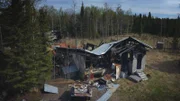 Sarahs malerische Blockhütte im Wald in der Nähe des Dorfes Sterling.