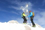 Winterbesteigung des Dachstein: Hermann Maier und Wildbiologe Chris Walzer auf den letzten Metern vor dem Gipfel.