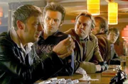 Sam Tyler (John Simm, li.) trifft auf die jüngere Version des Killers Tony Crane (Marc Warren, 2.v.l.), den er mit Hilfe seiner Kollegen (Bild) überführen will.