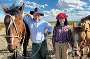 Viehzüchter Jorge Martínez lebt mit seiner Familie, hier Tochter Leonela, völlig isoliert mitten in der Wüste von Mendoza.