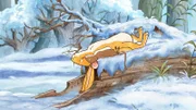 Der kleine Hase und die kleine Feldmaus liegen auf einem verschneiten Baumstumpf.
