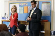 Claire Dunphy (Julie Bowen, l.); Gil Thorpe (Rob Riggle, r.)