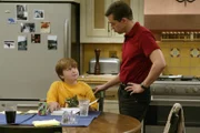 Alan (Jon Cryer, r.) will seinem Sohn Jake (Angus T. Jones, l.) erklären, dass es besser ist die Hausaufgaben bereits am Freitag zu machen ...
