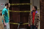 Während Leonard (Johnny Galecki, r.) feststellt, dass er der Einzige ohne Freundin ist, versucht Sheldon (Jim Parsons, l.) Amy loszuwerden, weil er ihre Mutter kennenlernen soll ...