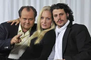 Markus Majowski (l.) und Janine Kunze (M.) bekommen mit Manuel Cortez (r.) einen neuen Mitbewohner in Deutschlands beliebtester Comedy-WG ...