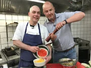 Obwohl Christophers (l.) Tex-Mex-Küche in Osnabrück nahezu konkurrenzlos ist, bleiben die Gäste aus. Kann Sternekoch Frank Rosin (r.) helfen?