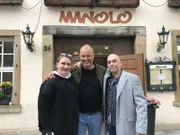 Um ihr mexikanisches Restaurant "Manolo" und damit ihre Existenz zu retten, hoffen Christopher (r.) und seine Frau Irina (l.) auf die Hilfe von Frank Rosin (M.) ...