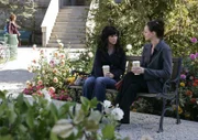 Lisa (Susan May Pratt, r.) wendet sich Hilfe suchend an Melinda (Jennifer Love Hewitt, l.). Sie will Mark heiraten - doch die beiden werden von der Geisterbraut verfolgt, Marks Exfrau Serena, die an ihrem Hochzeitstag bei einem Unfall starb.