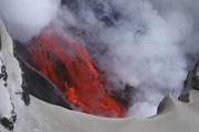 Die brodelnde Lava kommt bei einem Vulkanausbruch zum Vorschein.
