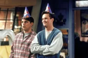 Rachel erfindet eine Party für Emily. Joey (Matt LeBlanc, l.) und Chandler (Matthew Perry, r.) müssen leider mitspielen._Titel: Friends
