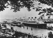 Cap Arcona in Hamburg, im Hintergrund zwei Monte - Schiffe