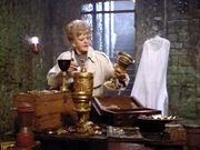 Jessica (Angela Lansbury) hat in der Gruft des Schlosses einen sagenhaften Schatz entdeckt.