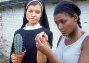 Als Denise (Edina Robinson, re.) Schwester Ruth (Katrein Frenzel) in der Gärtnerei hilft, kommen sie sich dabei immer näher...