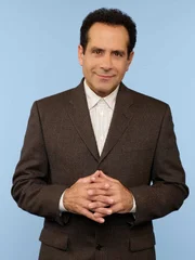 (6. Staffel) - Seitdem seine Frau ermordet wurde, leidet der ehemalige Polizeiermittler Adrian Monk (Tony Shalhoub) unter starken Phobien.
