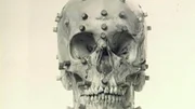 Für die TV-Serie "America's Most Wanted" modelliert Dr. Frank Bender den Kopf eines seit 18 Jahren gesuchten Mörders. Anhand der Skulptur gehen über 350 Hinweise aus der Bevölkerung bei der Polizei ein.