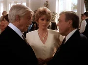 Claire (Brynn Thayer, M.) und ihr Ehemann Elliott (Wayne Tippit, r.) begrüßen Mark (Dick Van Dyke, l.) auf der Wohltätigkeitsveranstaltung, die Claire initiiert hat.