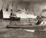 1930er- KdF-Schiff ´Milwaukee´ am Hapag-Schuppen, Hamburg