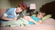Nurse Patsy Mount (Emerald Fennell) und Penny Reed (Rachel Denning)