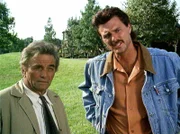 Lt. Columbo (Peter Falk, li.) und Harold McCain (Greg Evigan) treffen sich im Garten von Big Fred McCain, der von einem Unbekannten beim Joggen überfahren worden ist.